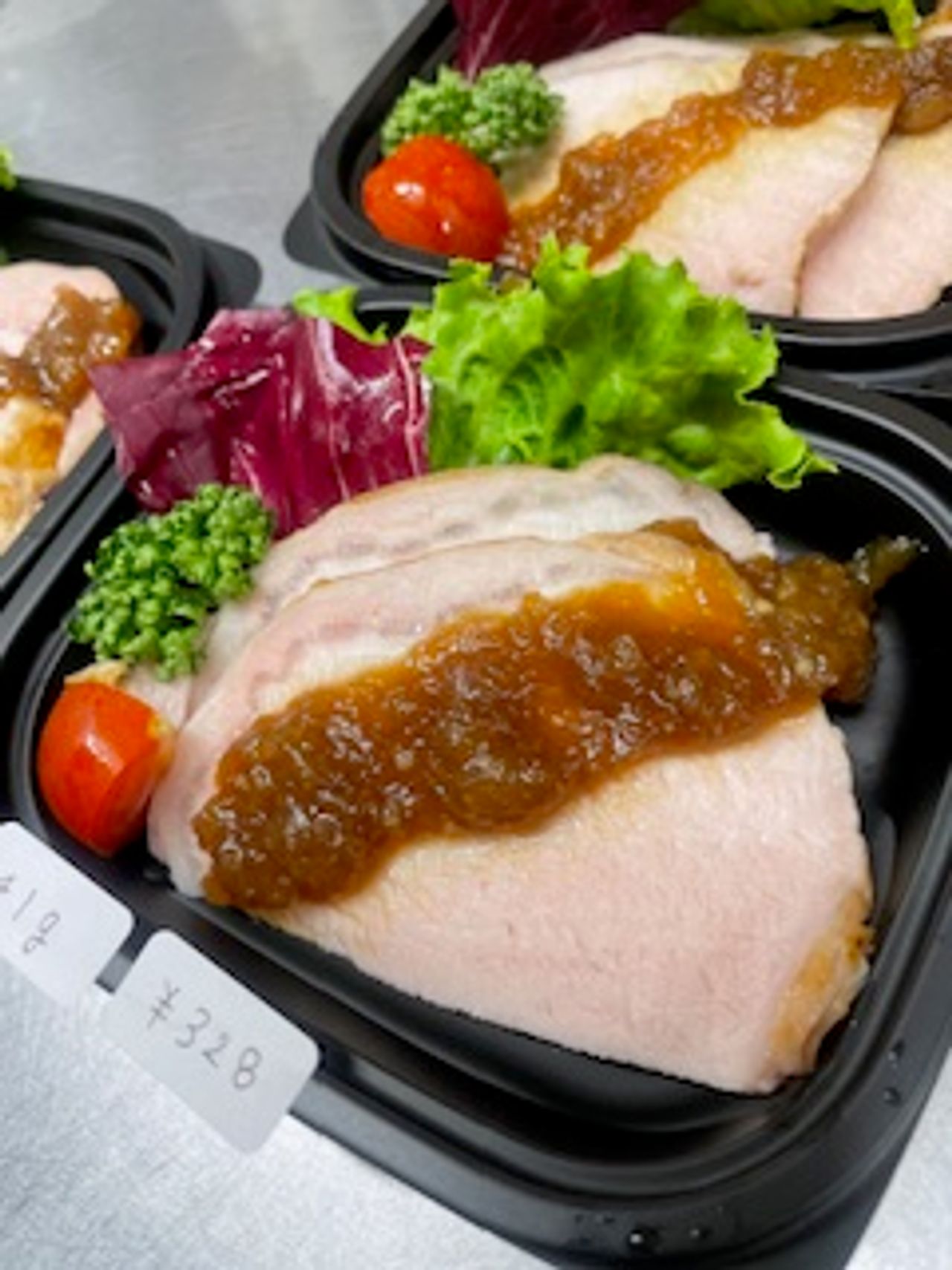 豚ロース肉のローストポーク　オニオンソース