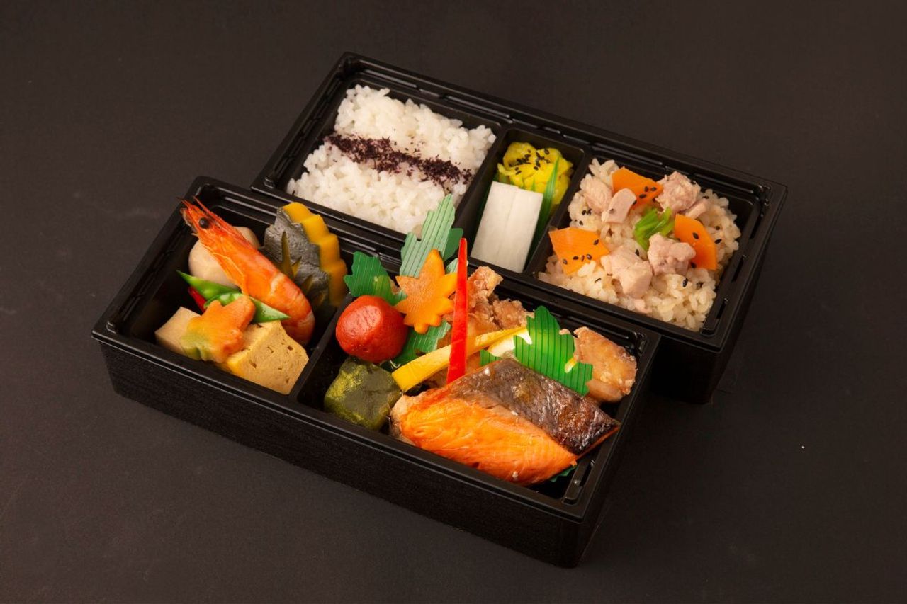 6.鶏香り揚と鮭塩焼と野菜の煮物のお弁当