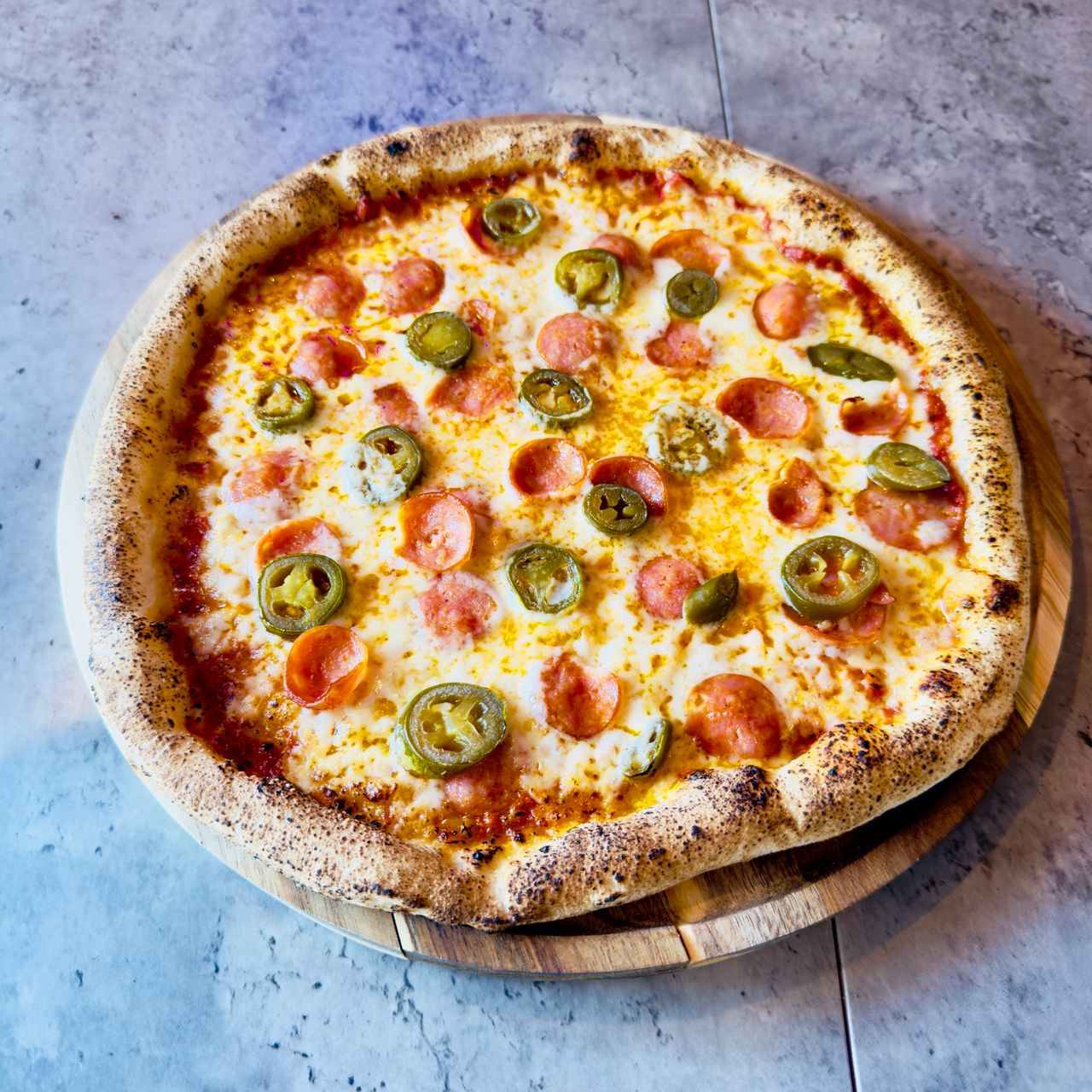 チョリソーとハラペーニョのスパイシーピザ Chorizo and Jalapeño Spicy Pizza