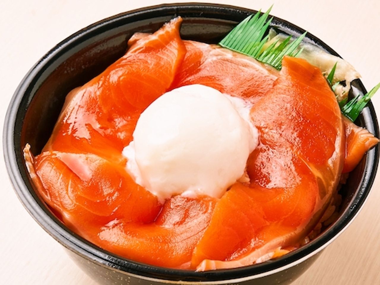 64.漬けサーモン温玉(Pickled salmon hot egg bowl )