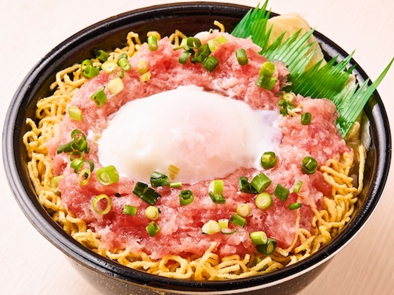 112.ねぎとろ温玉丼(Negitoro hot egg bowl)