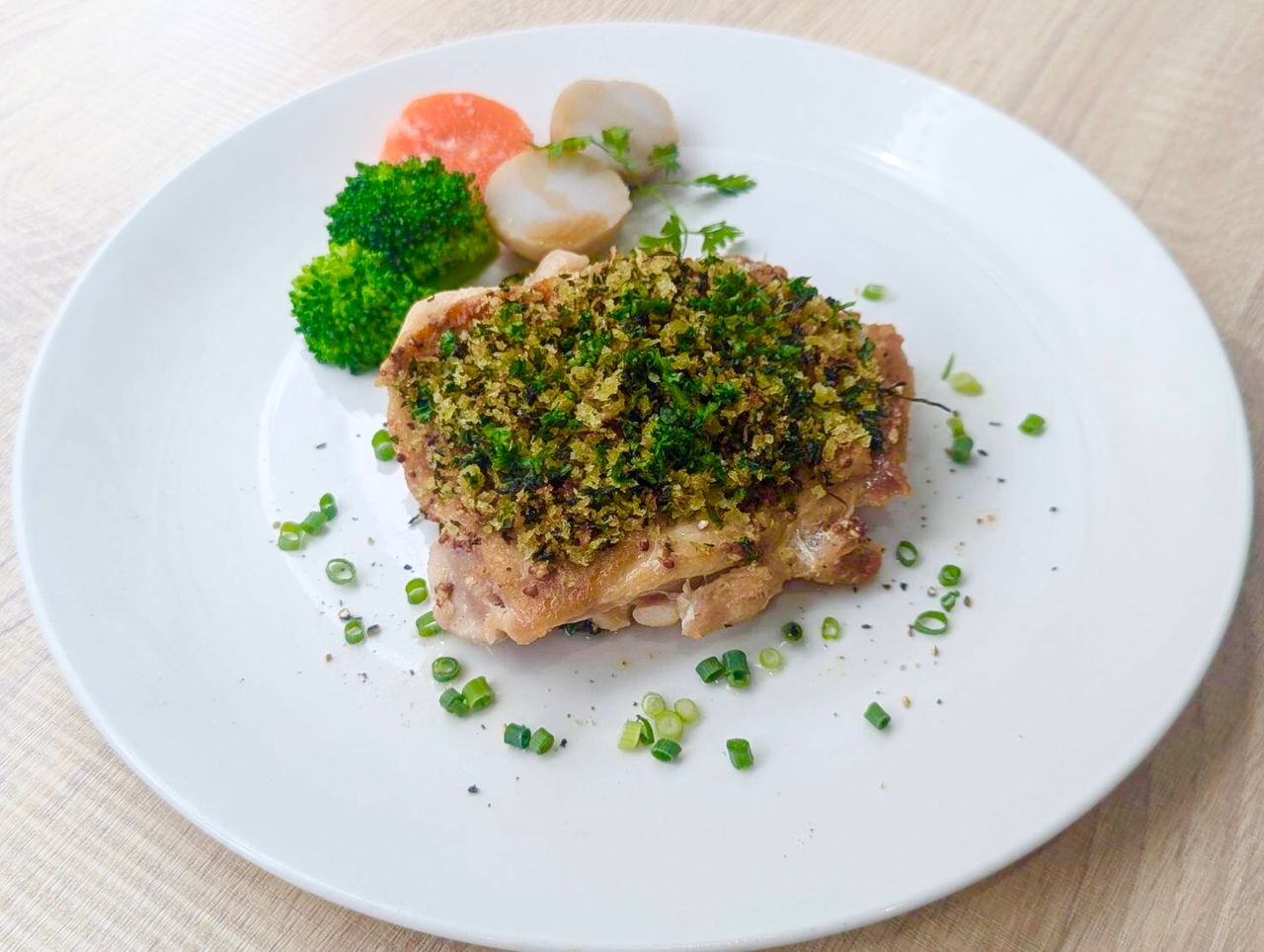チキンの香草パン粉焼き 粒マスタード風味バジルソースとピラフ弁当